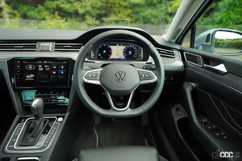 「マイナーチェンジを受けたパサートは「VW」最新のエンブレム、常時オンラインの新世代インフォテインメントシステムを標準装備」の4枚目の画像