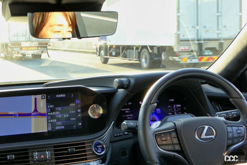 「飯田裕子がレクサスLSのアドバンストドライブ初体験。大型車との間をちょっと空けるキメ細やかさに感動！」の22枚目の画像