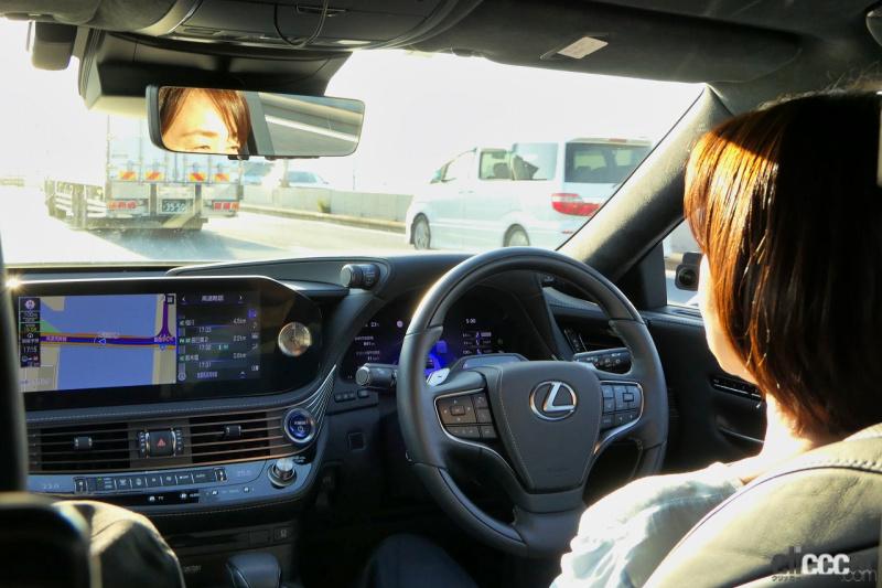 「飯田裕子がレクサスLSのアドバンストドライブ初体験。大型車との間をちょっと空けるキメ細やかさに感動！」の23枚目の画像