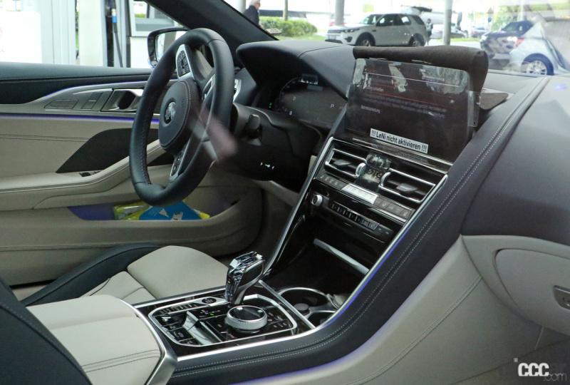 「BMW 8シリーズ カブリオレ改良型を初キャッチ。新インフォテイメントディスプレイを採用か？」の1枚目の画像