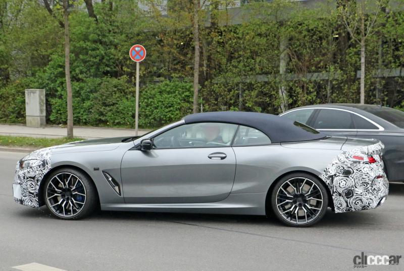 「BMW 8シリーズ カブリオレ改良型を初キャッチ。新インフォテイメントディスプレイを採用か？」の8枚目の画像
