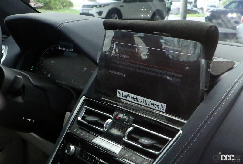 「BMW 8シリーズ カブリオレ改良型を初キャッチ。新インフォテイメントディスプレイを採用か？」の2枚目の画像