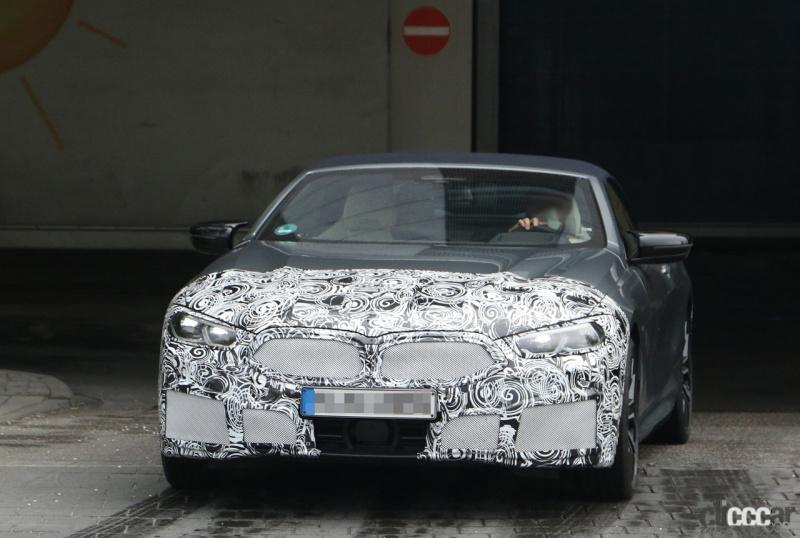 「BMW 8シリーズ カブリオレ改良型を初キャッチ。新インフォテイメントディスプレイを採用か？」の4枚目の画像