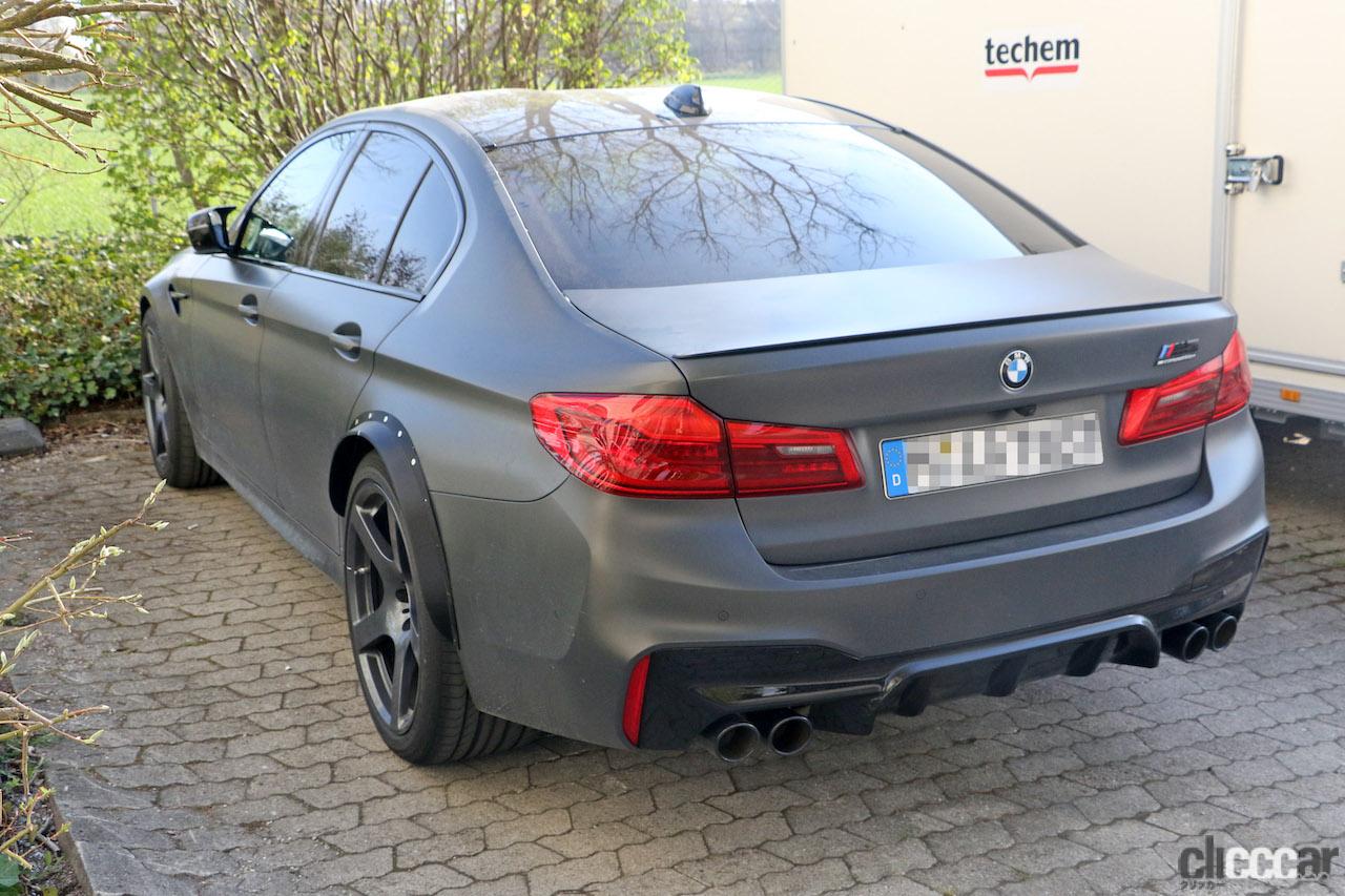 「BMW最大級のタイヤを装着。謎のM5開発車両を草陰で発見」の9枚目の画像