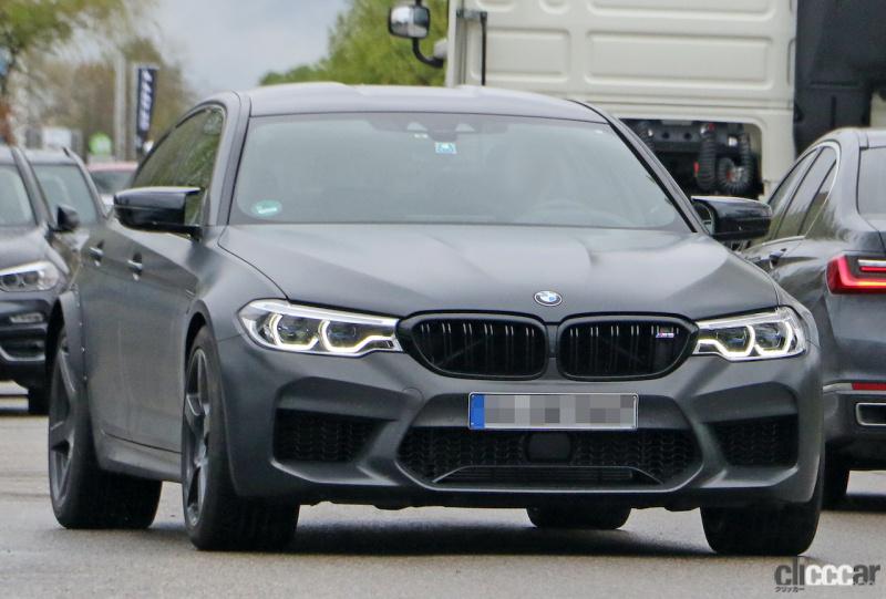 「BMW最大級のタイヤを装着。謎のM5開発車両を草陰で発見」の11枚目の画像