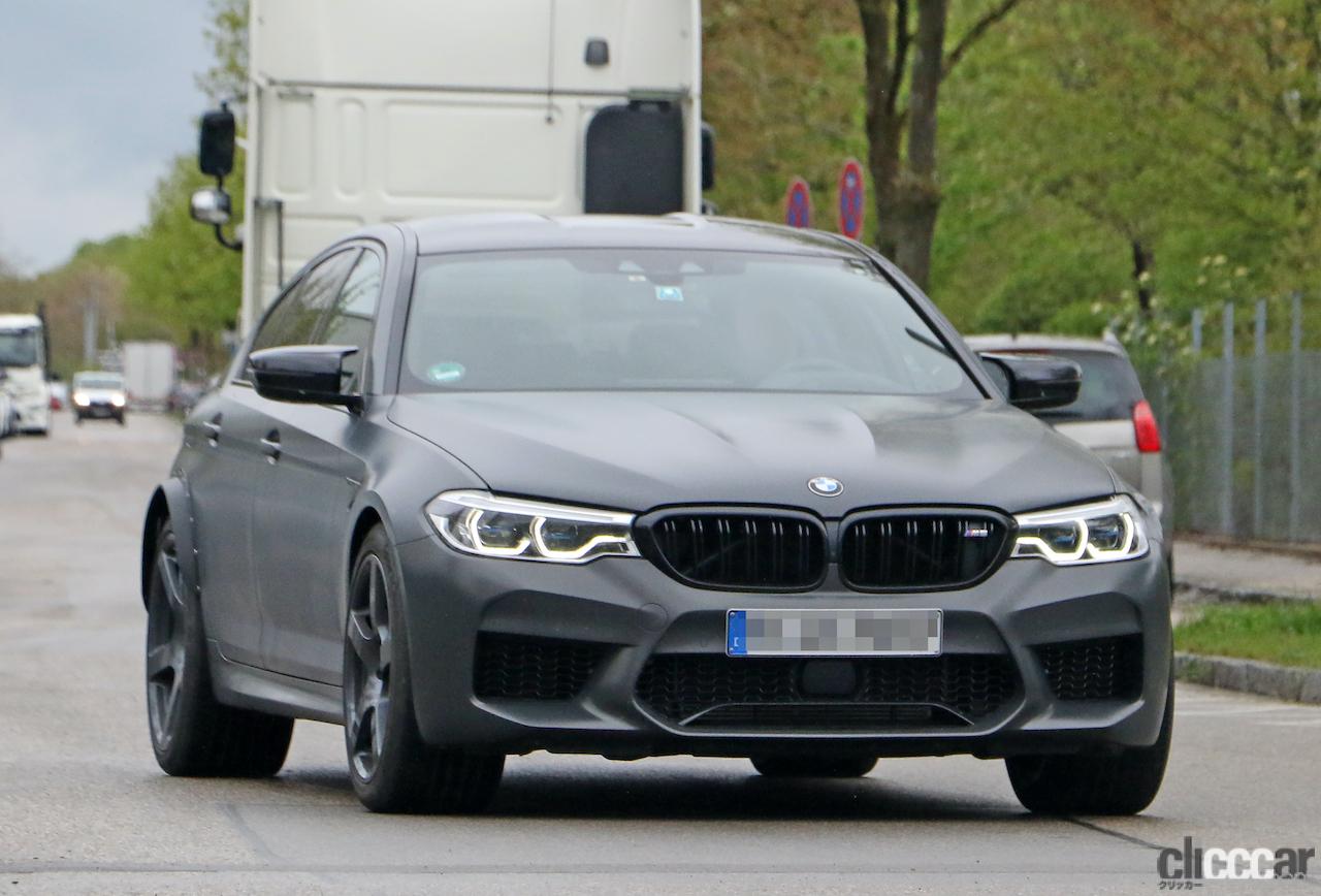 「BMW最大級のタイヤを装着。謎のM5開発車両を草陰で発見」の12枚目の画像