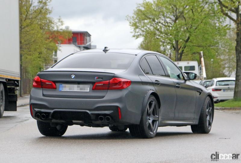 「BMW最大級のタイヤを装着。謎のM5開発車両を草陰で発見」の17枚目の画像