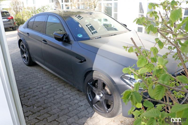 「BMW最大級のタイヤを装着。謎のM5開発車両を草陰で発見」の3枚目の画像