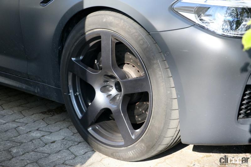 「BMW最大級のタイヤを装着。謎のM5開発車両を草陰で発見」の5枚目の画像