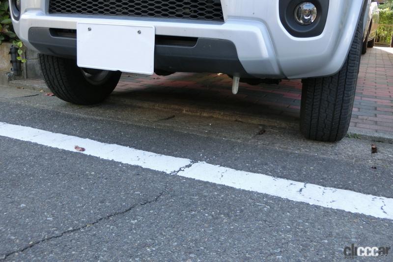 「バック駐車・車庫入れで簡単にまっすぐスマートに決めるコツは目線とハンドル操作」の11枚目の画像