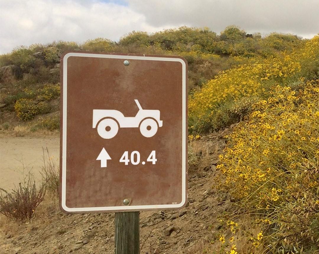 「道路標識に「40.4」のメッセージ。ジープの新しいハードコアモデルを予告か!?」の2枚目の画像