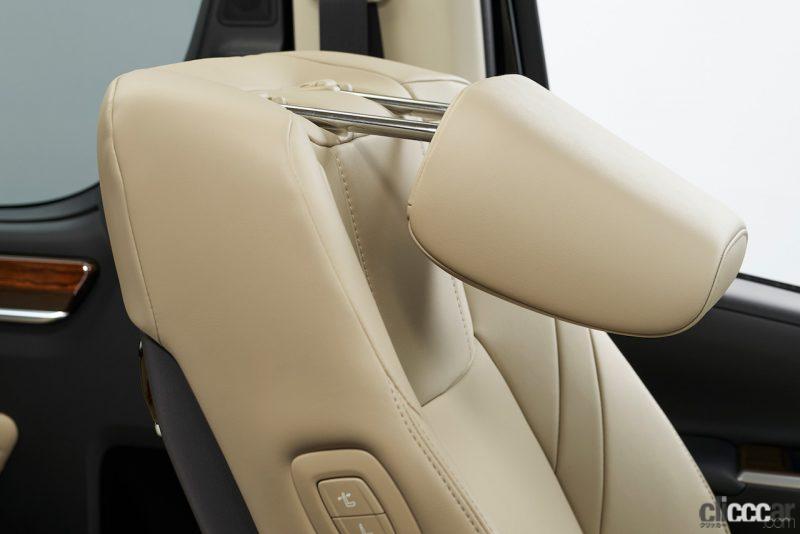 「大型ミニバンのトヨタ・グランエースが初の一部改良。助手席に可倒式ヘッドレストなどを標準装備」の1枚目の画像