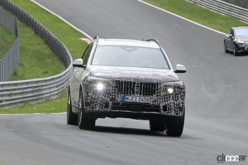 「ツインヘッドライトの予感!?　BMW X7改良型のテスト車両がニュルを疾走」の1枚目の画像