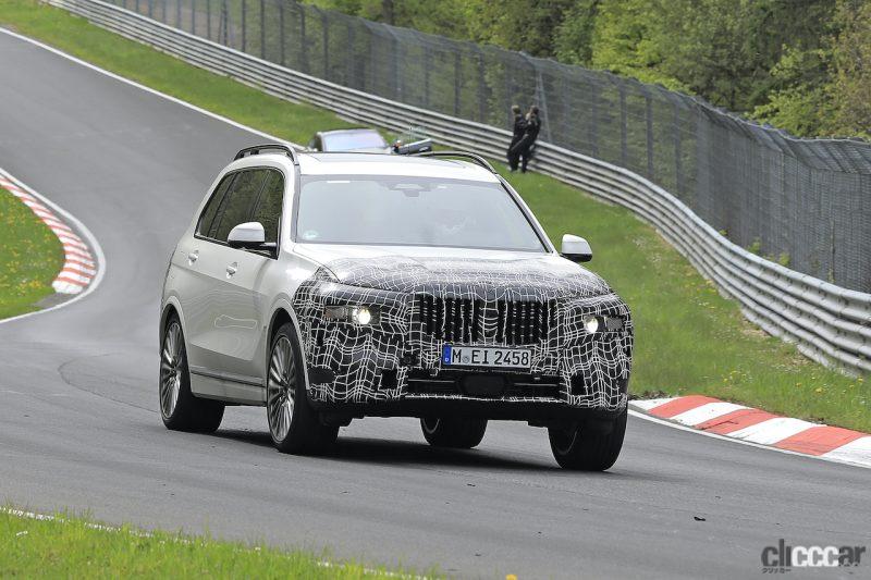 「ツインヘッドライトの予感!?　BMW X7改良型のテスト車両がニュルを疾走」の2枚目の画像