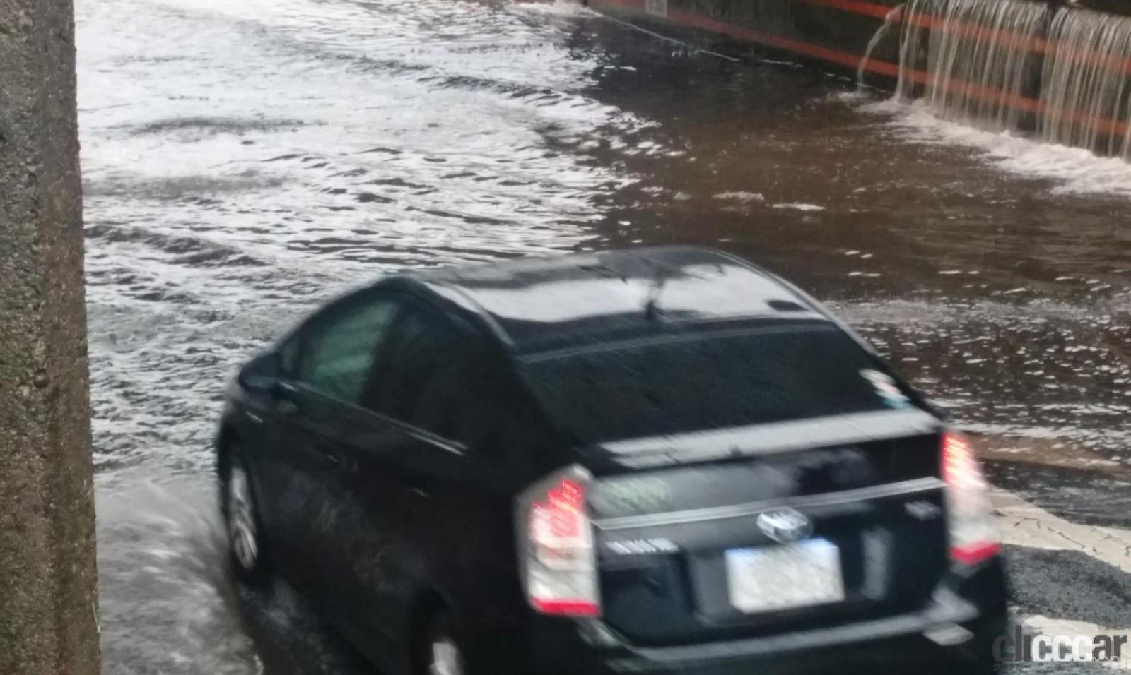 運転中にゲリラ豪雨 大雨で起こる大規模災害でクルマの水没リスクを避ける対処法とは Clicccar Com