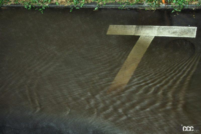 「運転中にゲリラ豪雨！　大雨で起こる大規模災害でクルマの水没リスクを避ける対処法とは？」の2枚目の画像