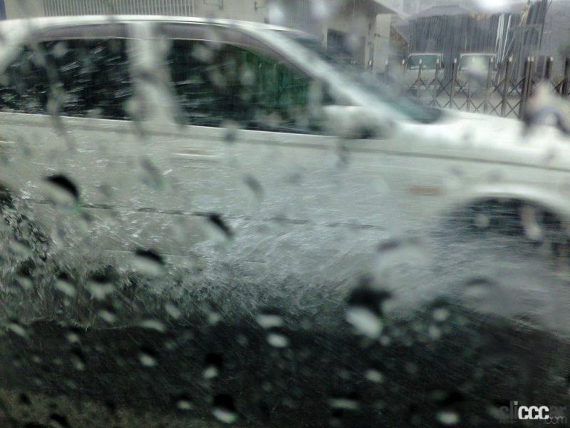 「運転中にゲリラ豪雨！　大雨で起こる大規模災害でクルマの水没リスクを避ける対処法とは？」の8枚目の画像