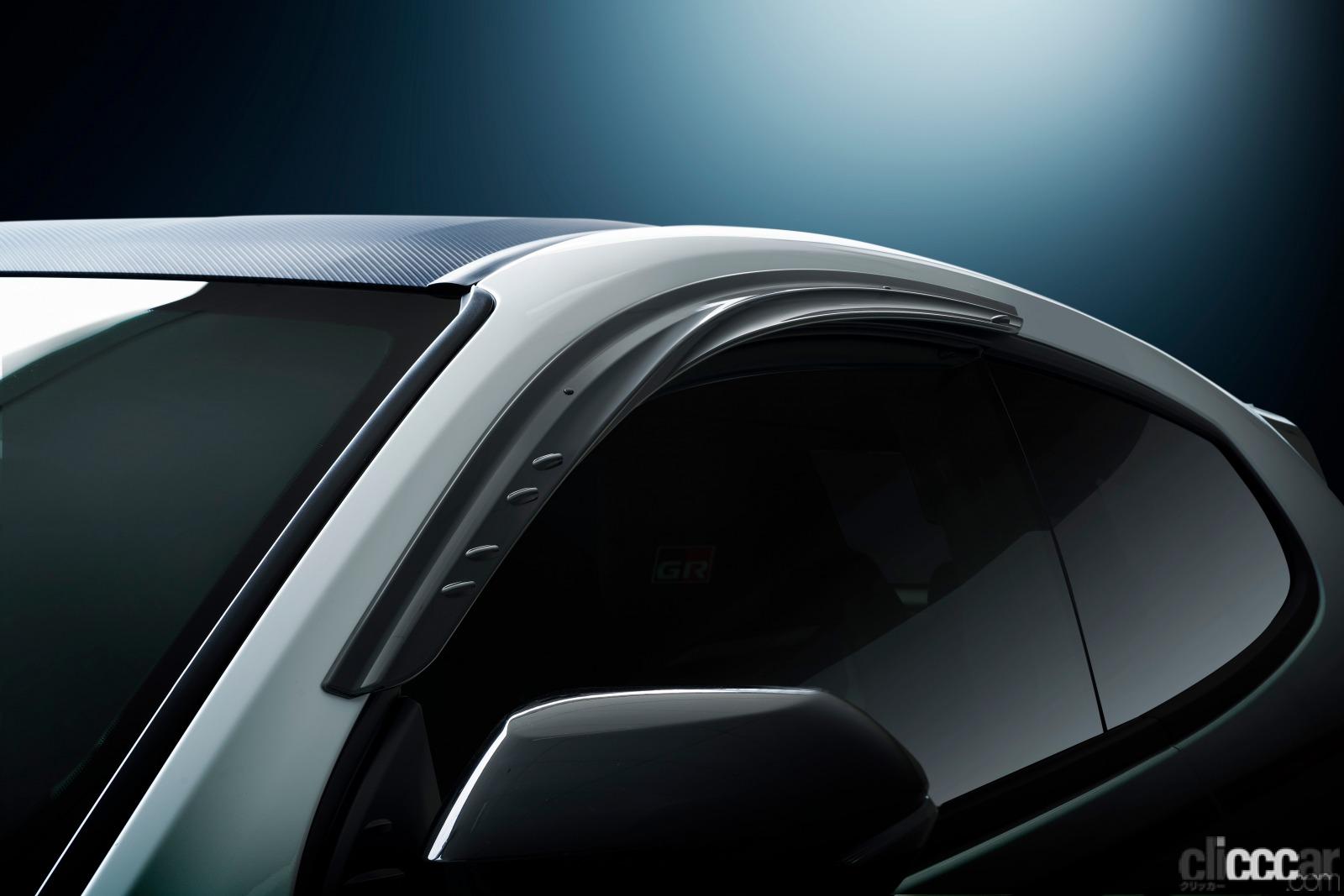 GRヤリス向けの「GR スポーツサイドバイザー」は、走行安定性やハンドリングに利く機能パーツ