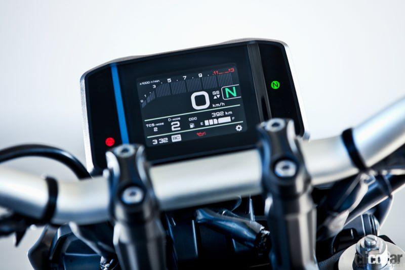 「完全制御のハイテクマシン！ ヤマハMT-09/SP ABSはボタン1つで性格をガラリと変える万能型スポーツネイキッド」の11枚目の画像