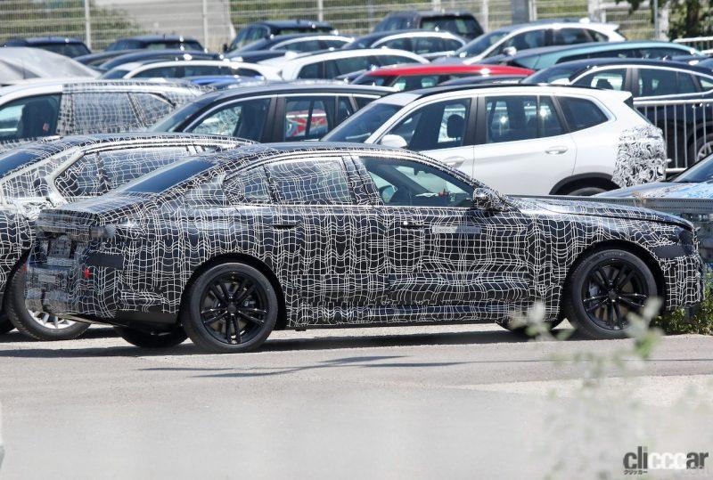 「BMW 5シリーズ次期型、初のEVモデルをスクープ成功！」の1枚目の画像