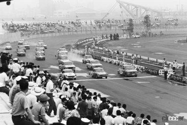 1965年7月18日第一回全日本自動車クラブ選手権スタート風景