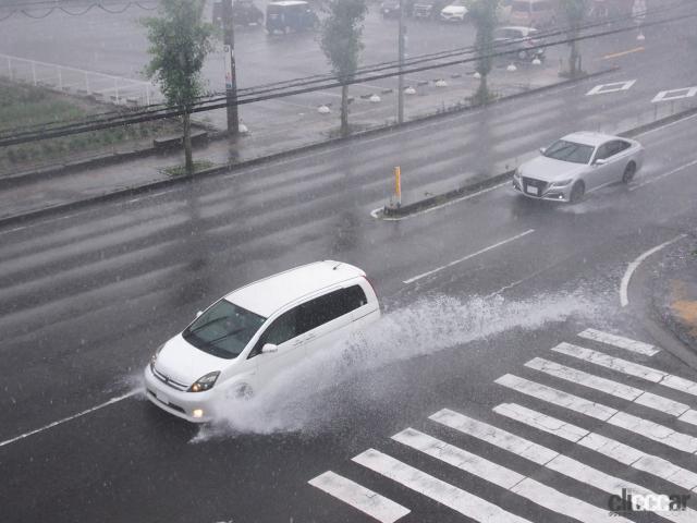 「ゲリラ豪雨（局地的大雨）でクルマが水没した損害は自動車保険・車両保険で補償されるか？ 調べてみた！」の4枚目の画像