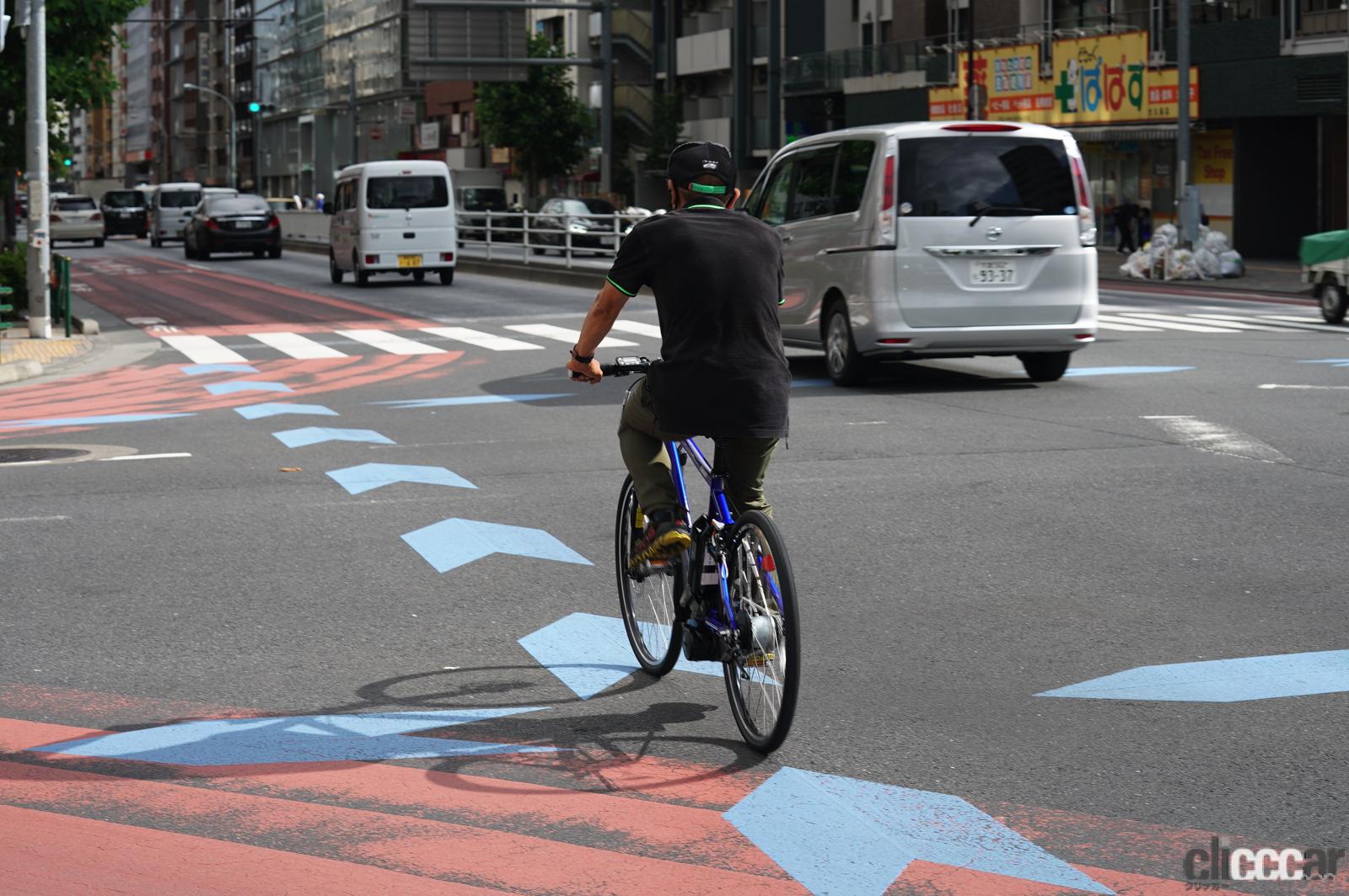 Bike Naviline 02 画像 意外と知らない正しい自転車の乗り方 道路にある矢印 自転車ナビマーク 自転車ナビライン の走り方 Clicccar Com