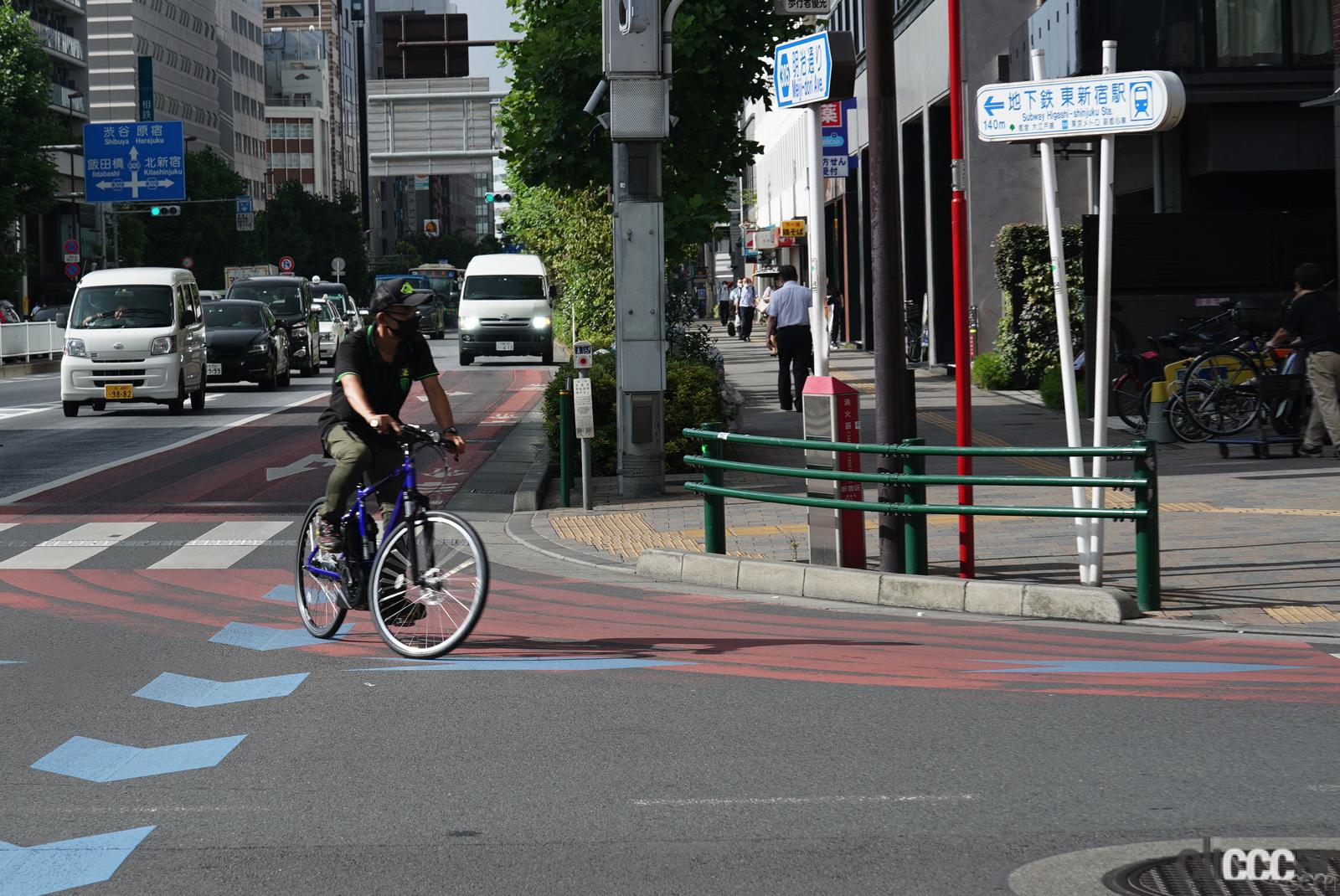 Bike Naviline 27 画像 意外と知らない正しい自転車の乗り方 道路にある矢印 自転車ナビマーク 自転車ナビライン の走り方 Clicccar Com