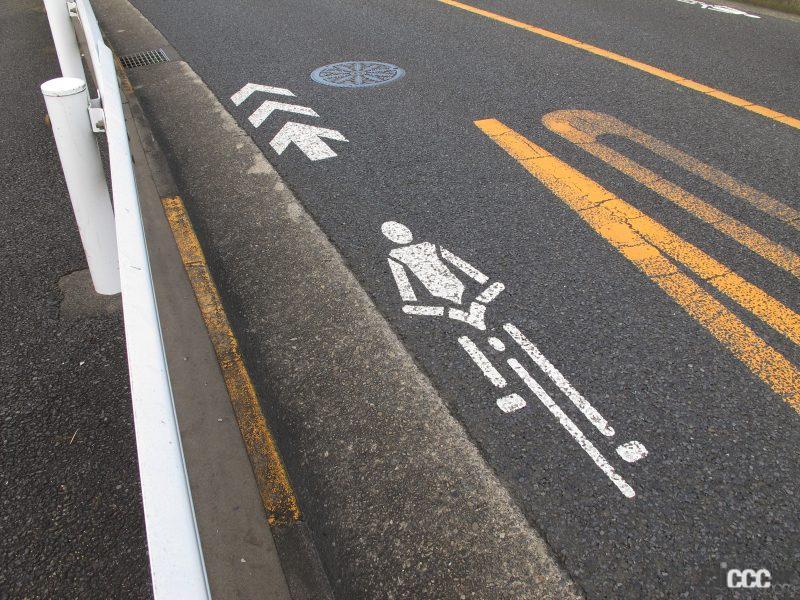 「自転車ナビマーク、自転車ナビライン走行中、停車しているクルマをどう避ける？実際に走ってみた！」の2枚目の画像