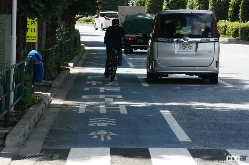 「自転車ナビマーク、自転車ナビライン走行中、停車しているクルマをどう避ける？実際に走ってみた！」の17枚目の画像