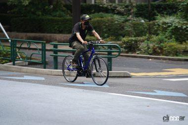 自転車で通行マークや矢印がある道路を走る時の危険回避法