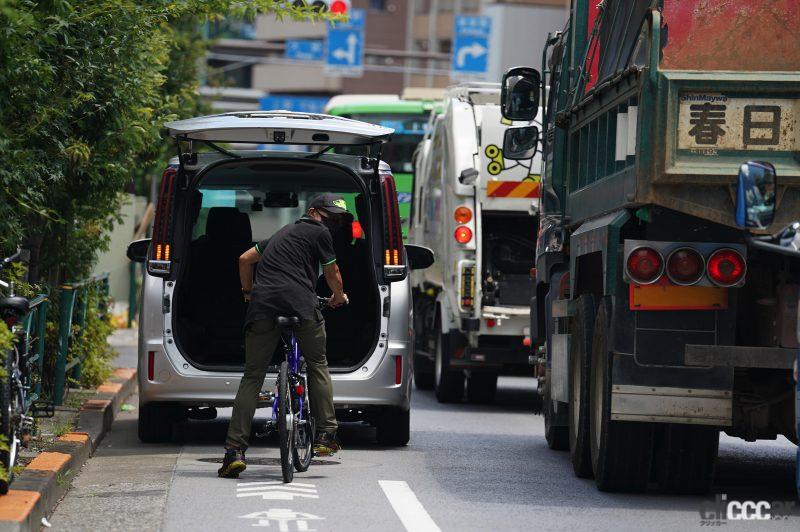 「自転車ナビマーク、自転車ナビライン走行中、停車しているクルマをどう避ける？実際に走ってみた！」の8枚目の画像