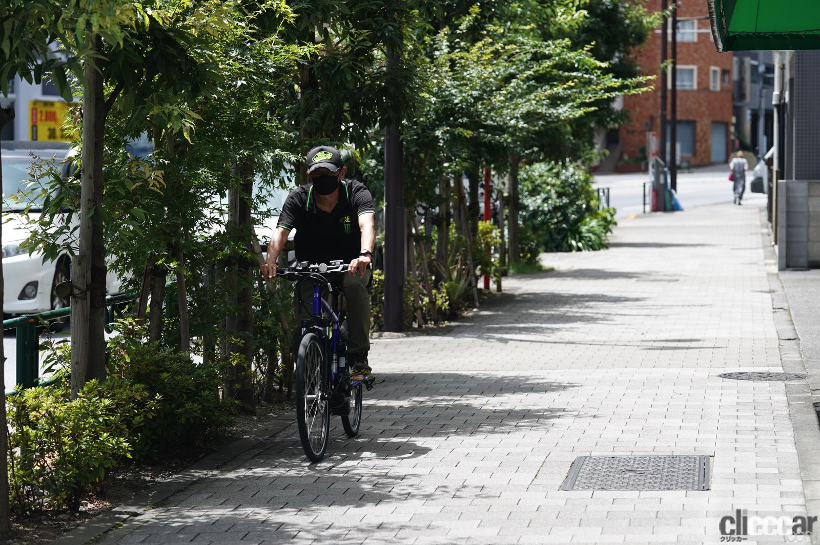 Bike Naviline 17 画像 自転車ナビマーク 自転車ナビライン走行中 停車しているクルマをどう避ける 実際に走ってみた Clicccar Com