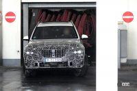 洗車機から出現！　BMW X7次期型、話題のスプリットヘッドライトがくっきり見えた - Spy shot of secretly tested future car