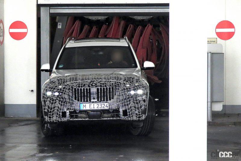 「洗車機から出現！　BMW X7次期型、話題のスプリットヘッドライトがくっきり見えた」の2枚目の画像