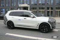 洗車機から出現！　BMW X7次期型、話題のスプリットヘッドライトがくっきり見えた - Spy shot of secretly tested future car