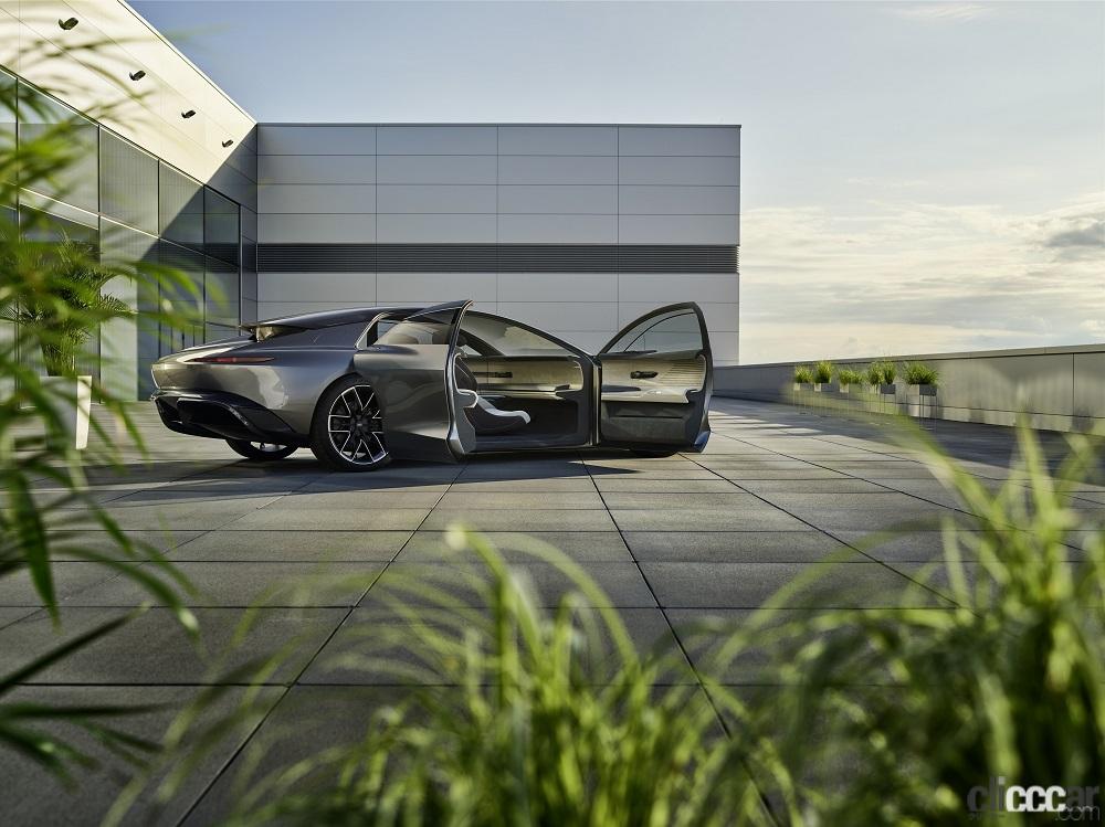 「アウディの未来のデザイン、テクノロジーを示唆したEVコンセプトカーの「Audi grandsphere concept」は、自動運転レベル4を想定」の1枚目の画像
