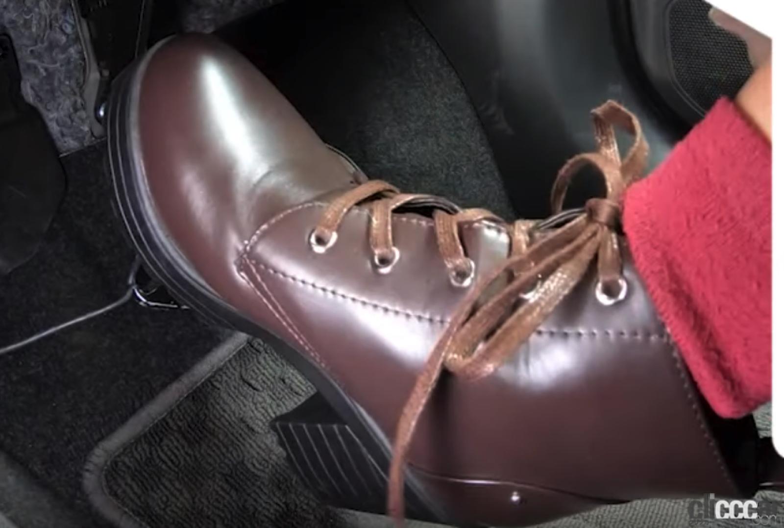 サンダルやハイヒールはなぜ危険か Jafの実験で分かった履き物が運転に及ぼす驚きの影響とは Clicccar Com