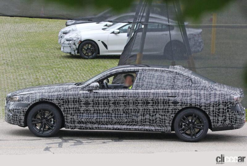 「「iX」風コックピット見える!? BMW 5シリーズ次期型、最新プロトタイプをキャッチ」の12枚目の画像