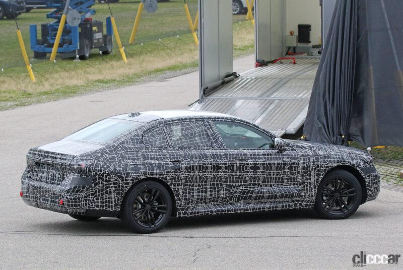 「「iX」風コックピット見える!? BMW 5シリーズ次期型、最新プロトタイプをキャッチ」の3枚目の画像