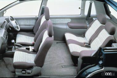 1992年発売のRVRスポーツギアのシート、余裕の後席スペースがセールスポイント