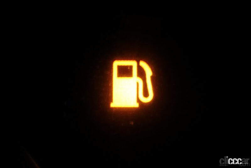 「燃料残量警告灯（ガソリンランプ）が点灯したらあと何キロ走れる？給油量と平均燃費から計算で割り出してみた」の1枚目の画像