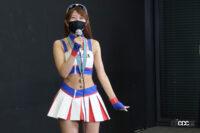 単身でも気丈にコスチュームをアピールするMobil1レースクイーン