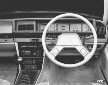 1979年発売のブルーバードハードトップ、独特の四角いインパネが印象的な運転席周り