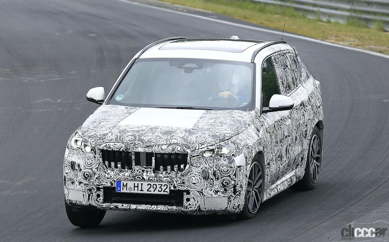 「BMW X1次期型、プロダクション仕様の開発車両がニュルで高速テスト！」の1枚目の画像