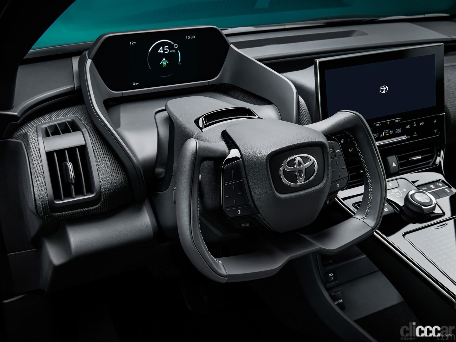 ハンドルの上半分がない トヨタのピュアev Bz4x は 音声操作でナビだけでなく エアコンやワイパーの操作も可能に Clicccar Com ハンドルの上半分がない トヨタのピュアev Bz4x は 音声操作でナビだけでなく エアコンやワイパーの操作も可能に Clicccar Com