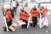ARTA NSX-GTの優勝を喜ぶレースクイーン