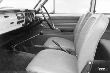 1966年発売のカローラの前席シート、時代を感じるシフトレバー