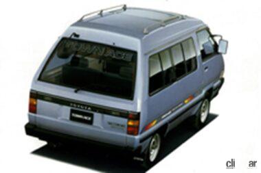 1982年発売の2代目タウンエースワゴンの後ろ外観、傾斜を付けたリアウィンドウがスマートさを強調
