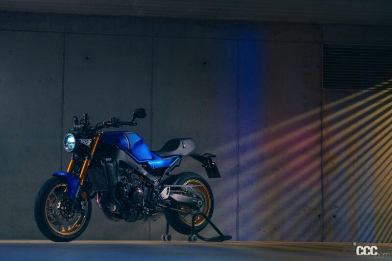 「ネオレトロなヤマハのバイク「XSR900」がフルチェンジ。懐かしの80年代WGPマシンのゴロワーズ風カラーも装備」の1枚目の画像